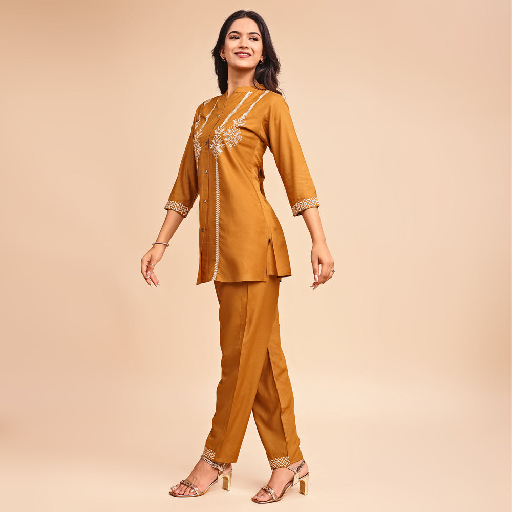 Coordinated set – includes a relaxed-fit top & matching pants