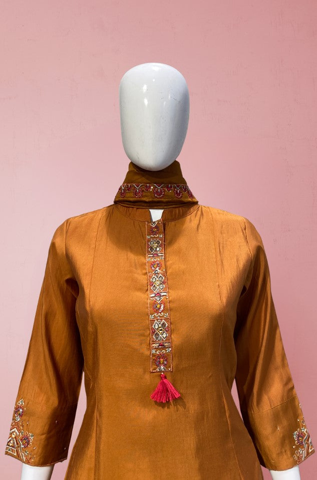 ROUND PAIR WITH A LINE CUT KURTA